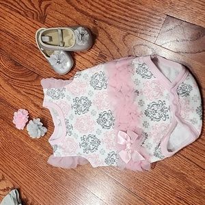 4 piece! 3-6 month tutu onesie ballet shoes & 2 hair clips. Kyle & Deena